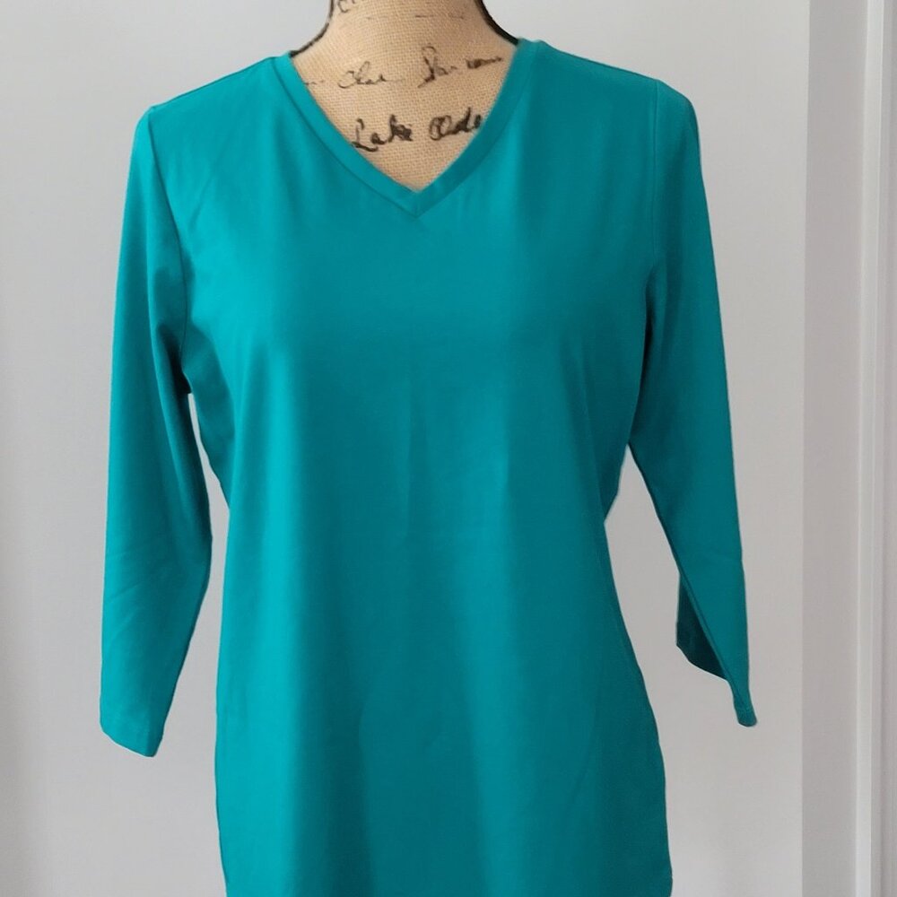 QVC D& CO  Green V-neck  3/4 Sleeve Shirt Small